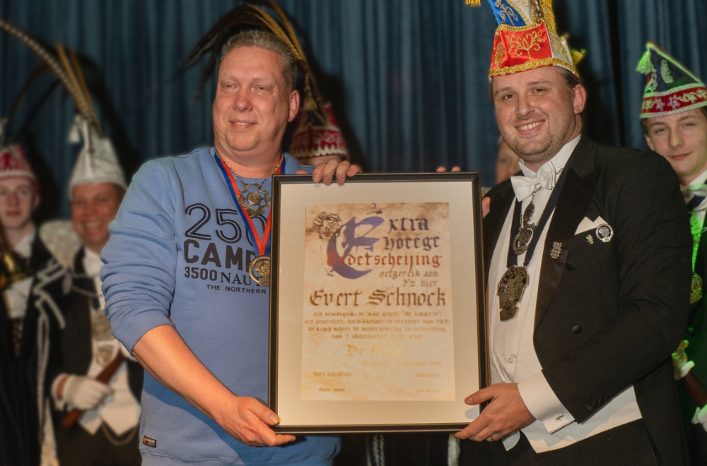 Extra Hoeëge Ónderscheijing!